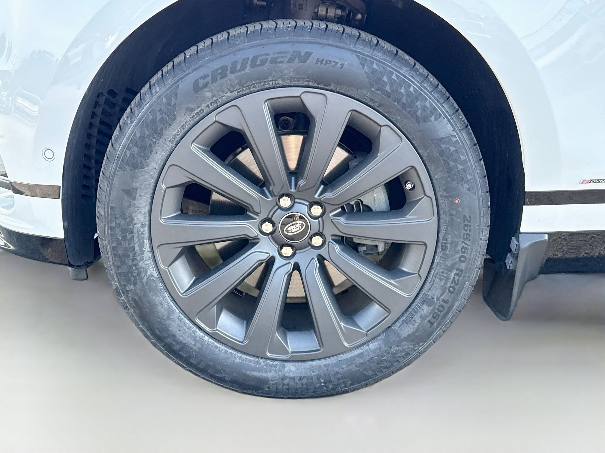 Used 2019 White Land Rover R-Dynamic SE image 41