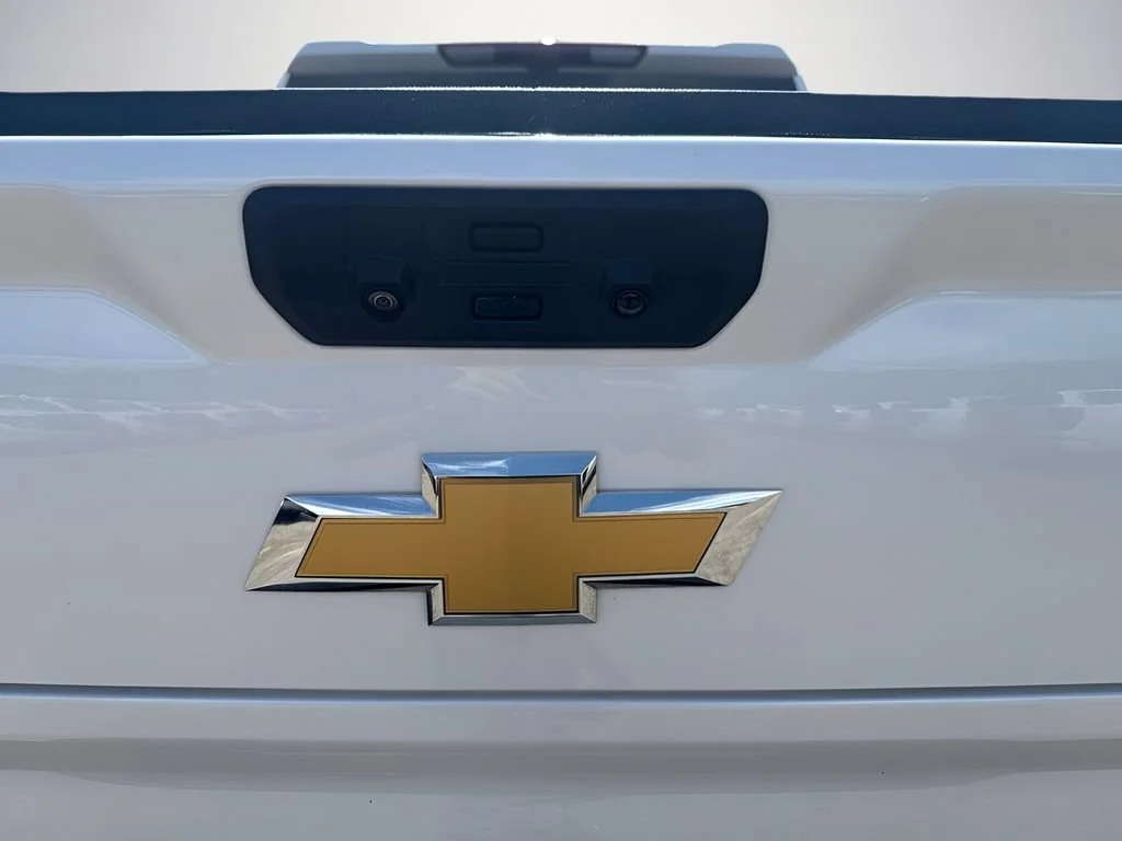 Used 2023 Iridescent Pearl Tricoat Chevrolet High Country image 34