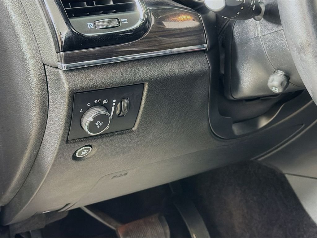 Used 2019 Ivory 3-Coat Jeep Overland image 10