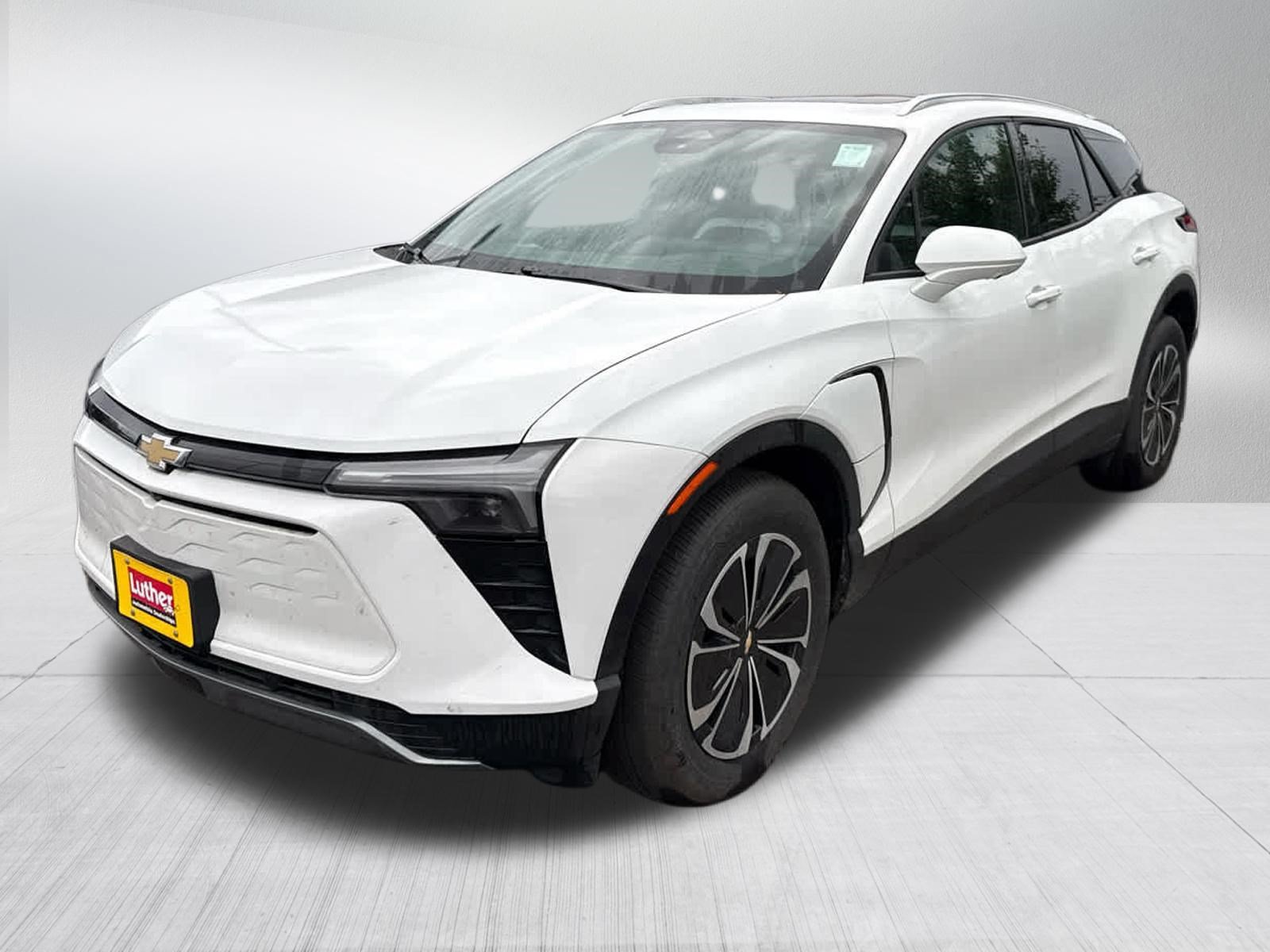 Used 2024 Summit White Chevrolet LT image 3