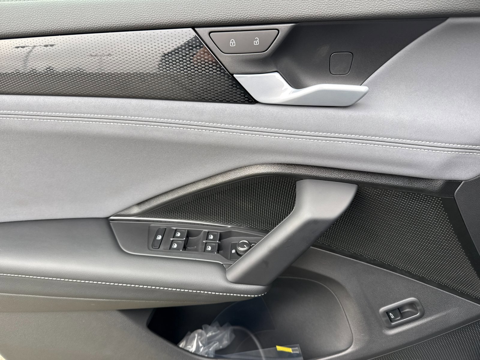New 2026 Platinum Gray Metallic Volkswagen SE image 10