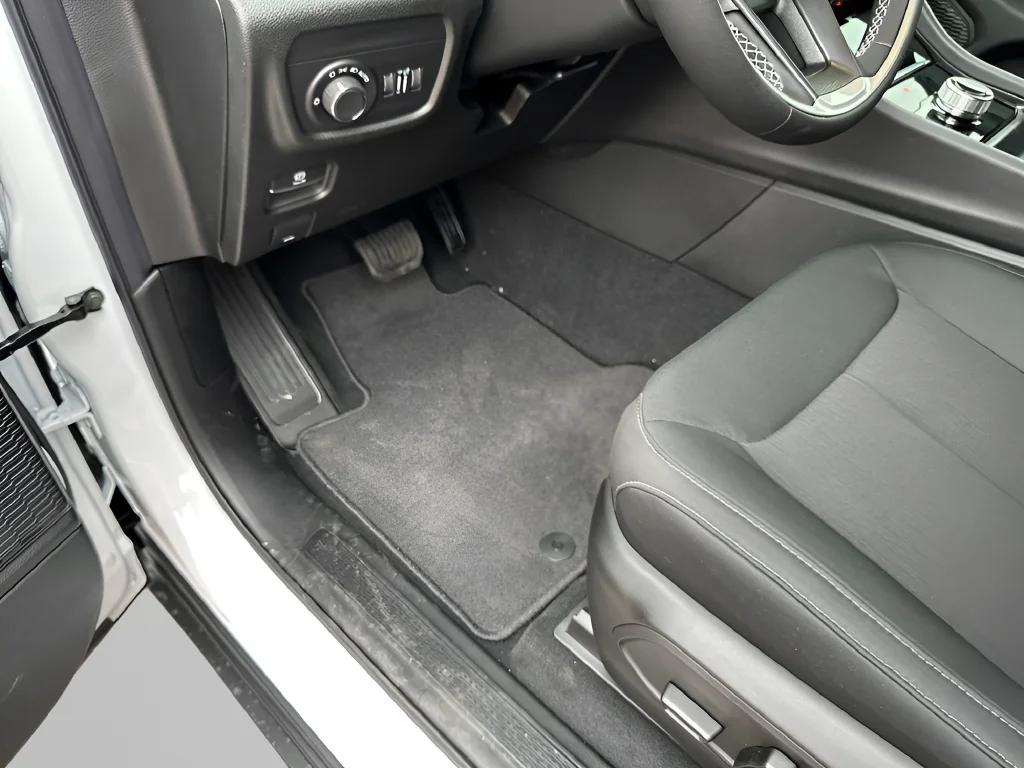 New 2026 Bright White Clear-Coat Exterior Paint Jeep Laredo image 19
