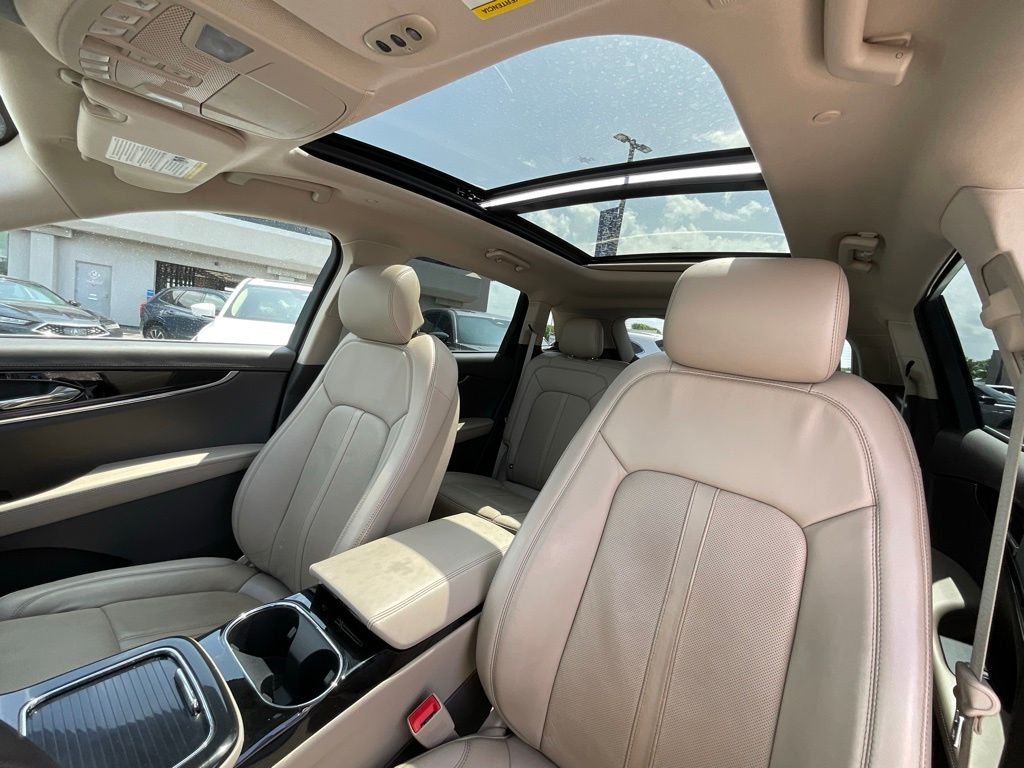 Used 2023 White Lincoln Reserve image 10