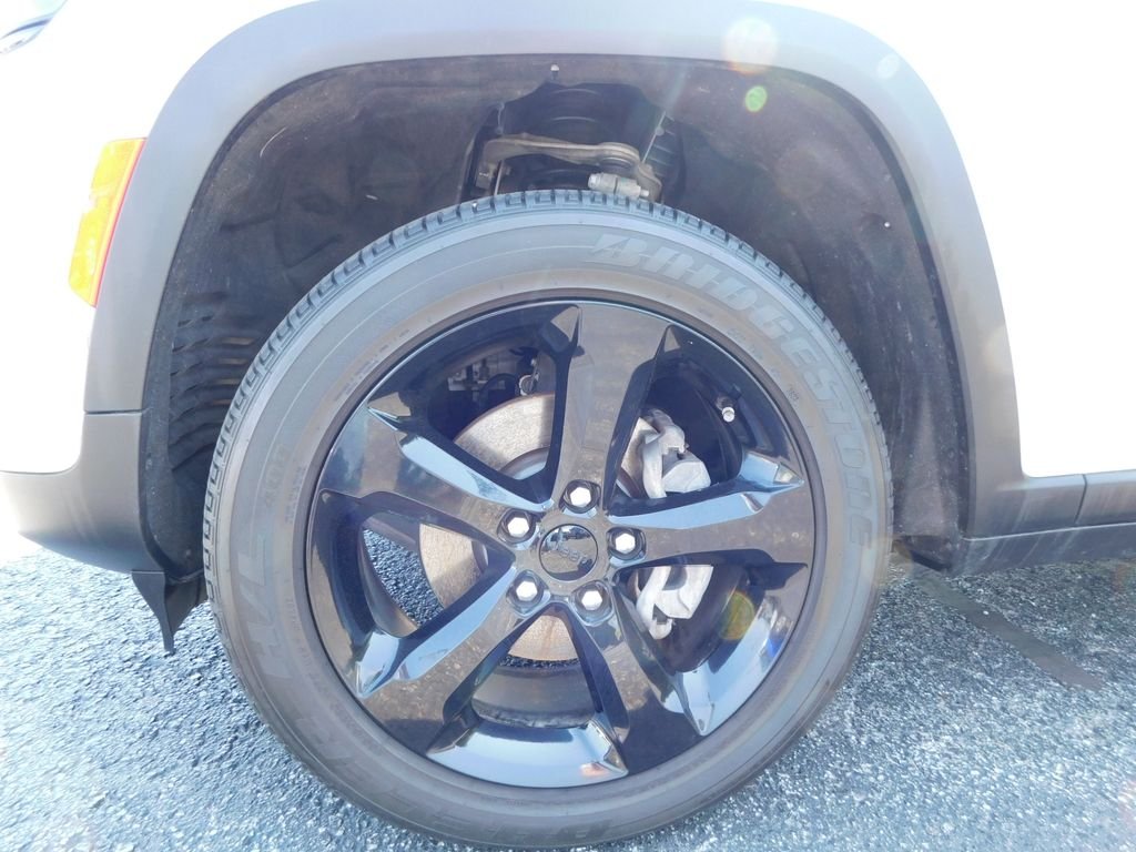 Used 2024 White Jeep Altitude image 10