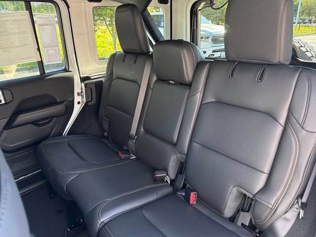 New 2026 Bright White Clear-Coat Exterior Paint Jeep Sahara image 19