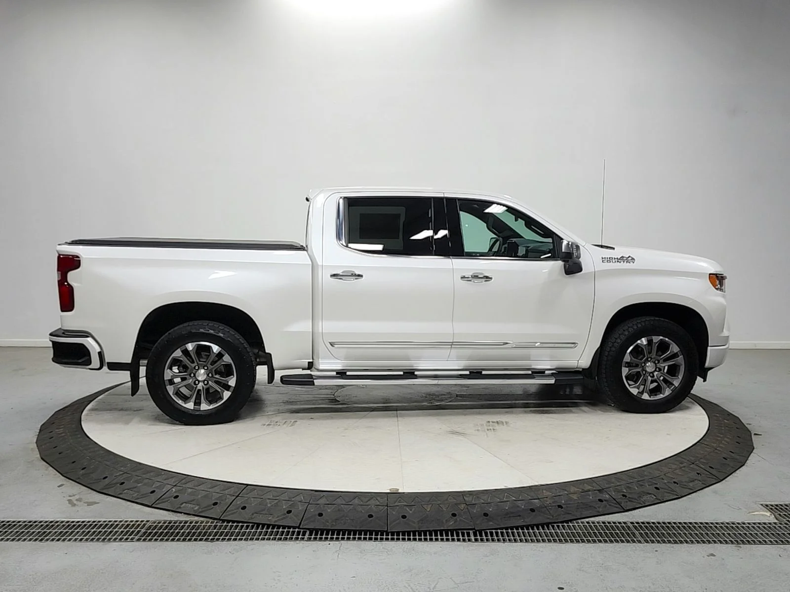 Used 2024 Iridescent Pearl Tricoat Chevrolet High Country image 8