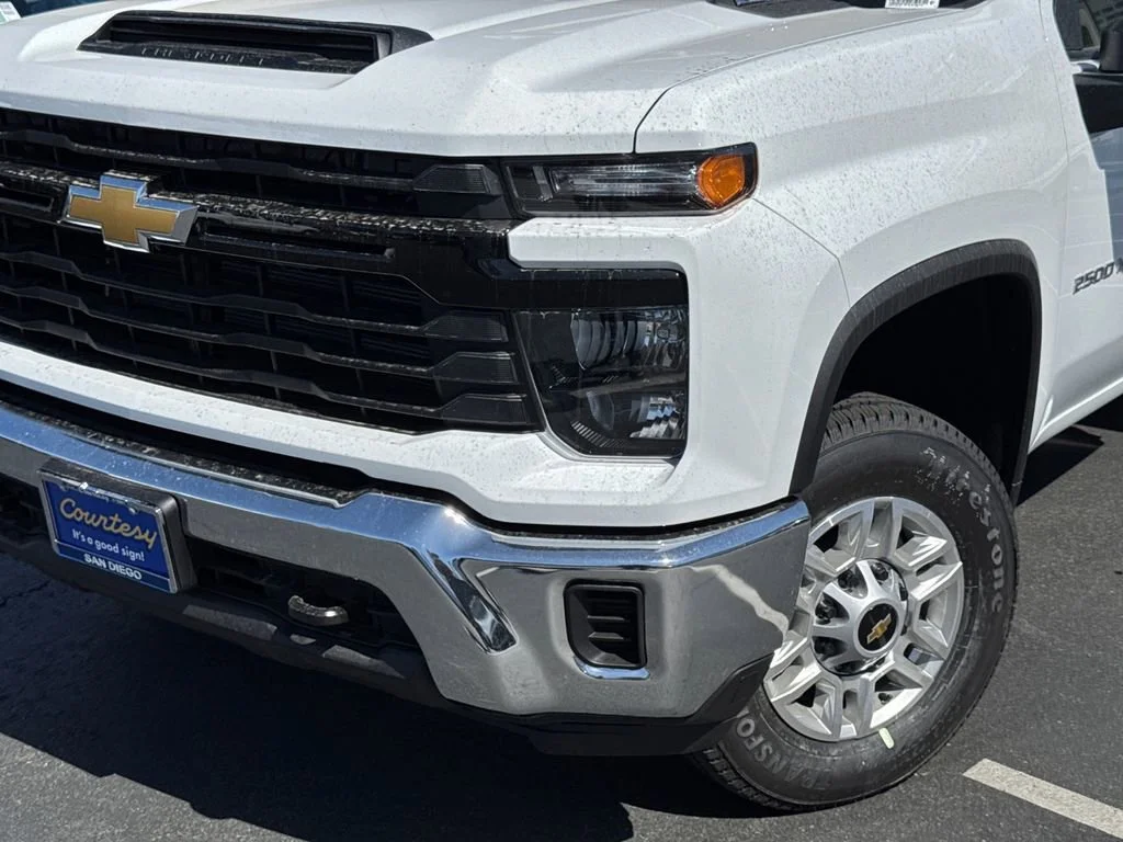 New 2026 Summit White Chevrolet WT image 3