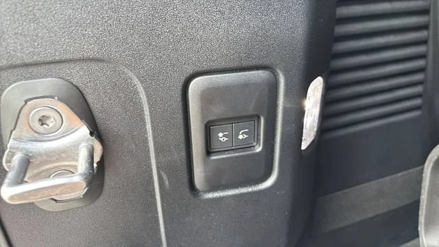 Used 2023 White Land Rover 130 X-Dynamic SE image 34
