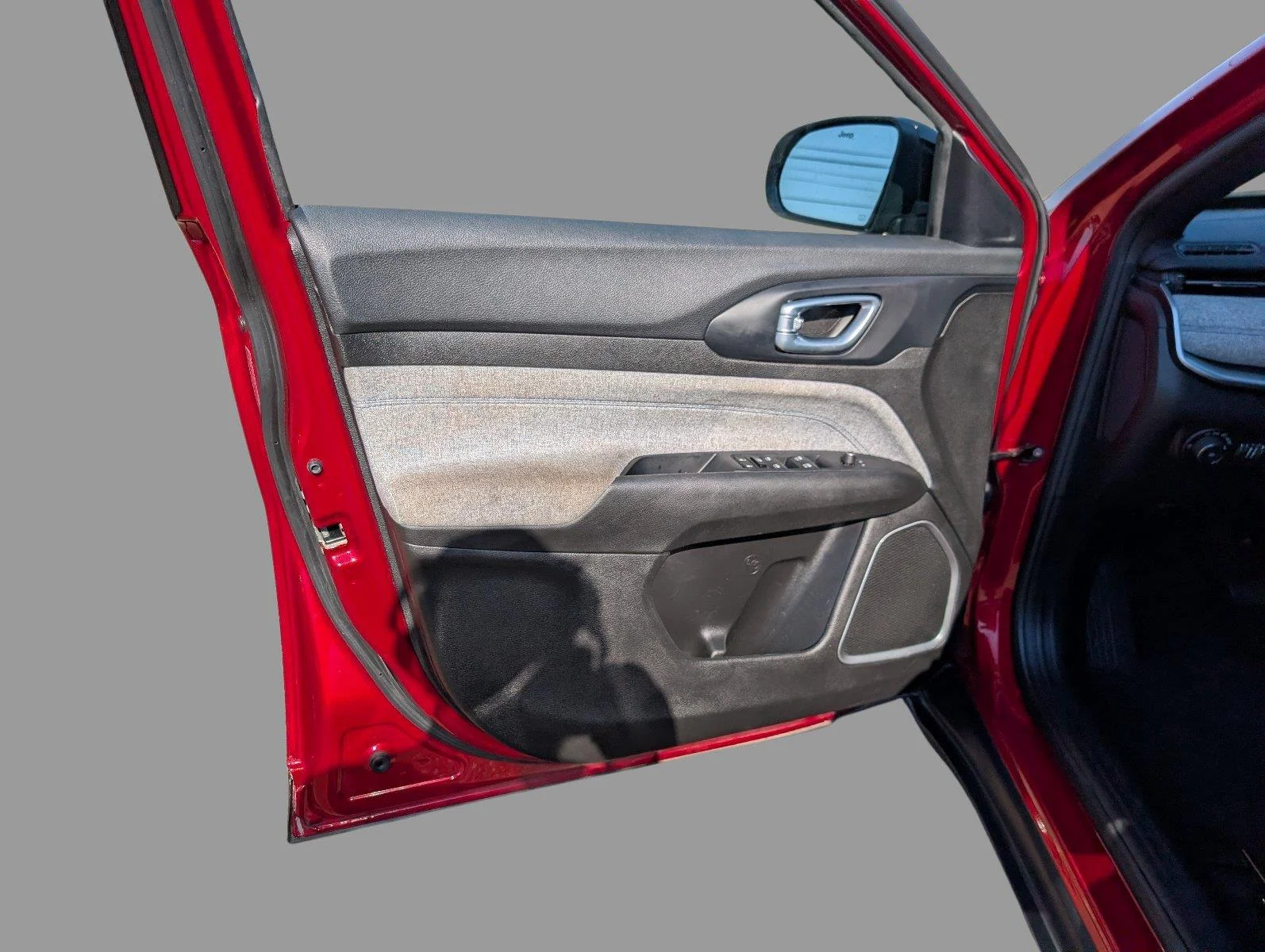 Used 2025 Red Hot Pearlcoat Jeep Latitude image 12