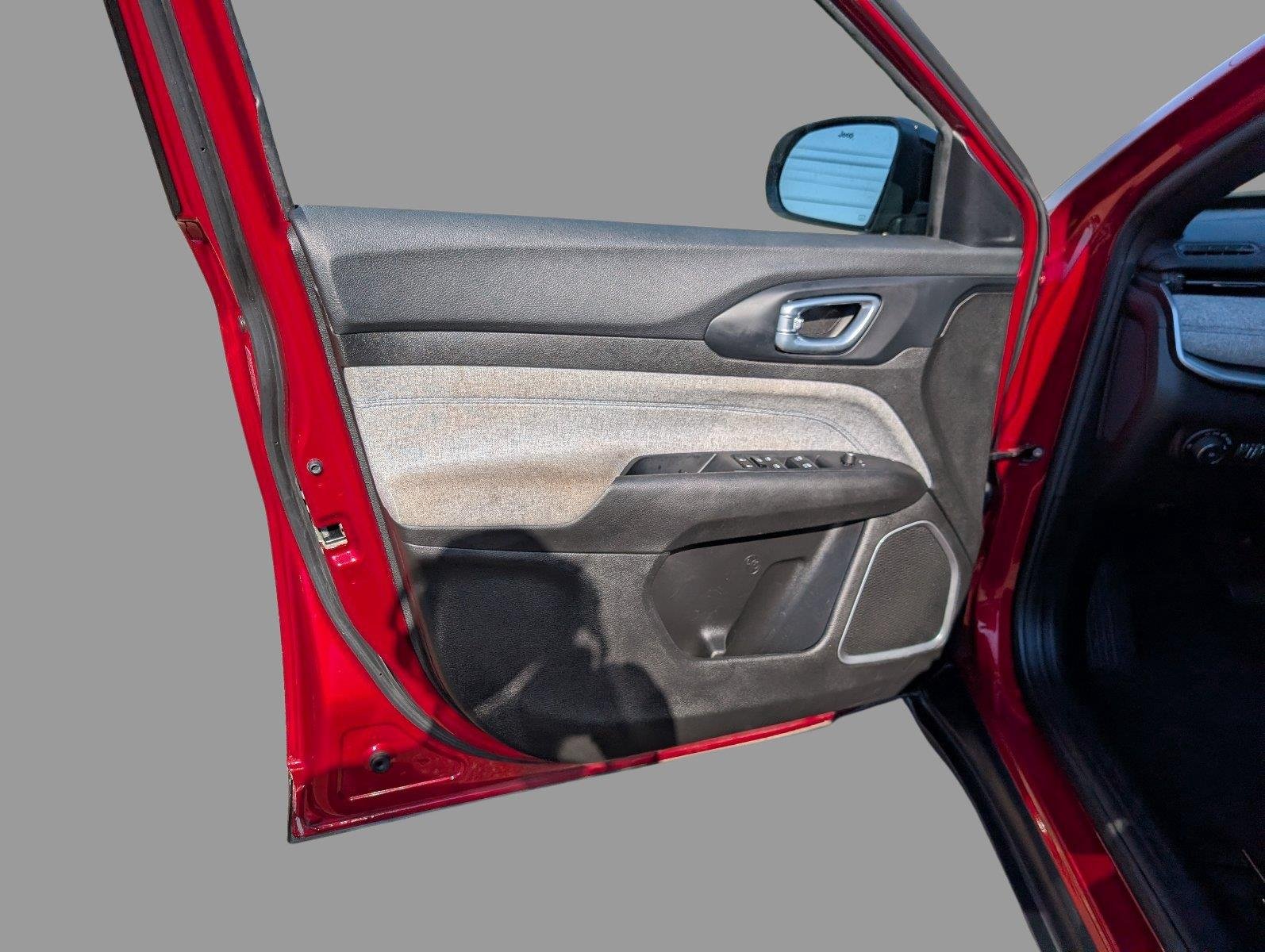 Used 2025 Red Hot Pearlcoat Jeep Latitude image 12