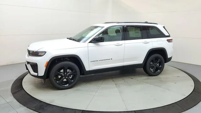 New 2026 Bright White Clear-Coat Exterior Paint Jeep Limited image 5