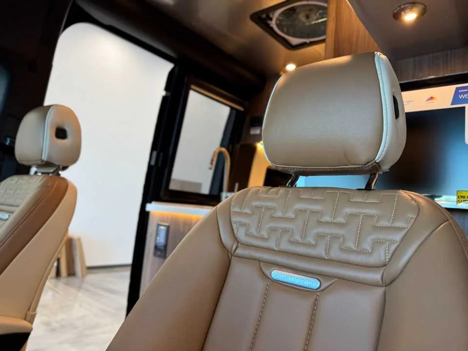 New 2027 TENORITE GREY PREMIUM METALLIC AIRSTREAM  image 45