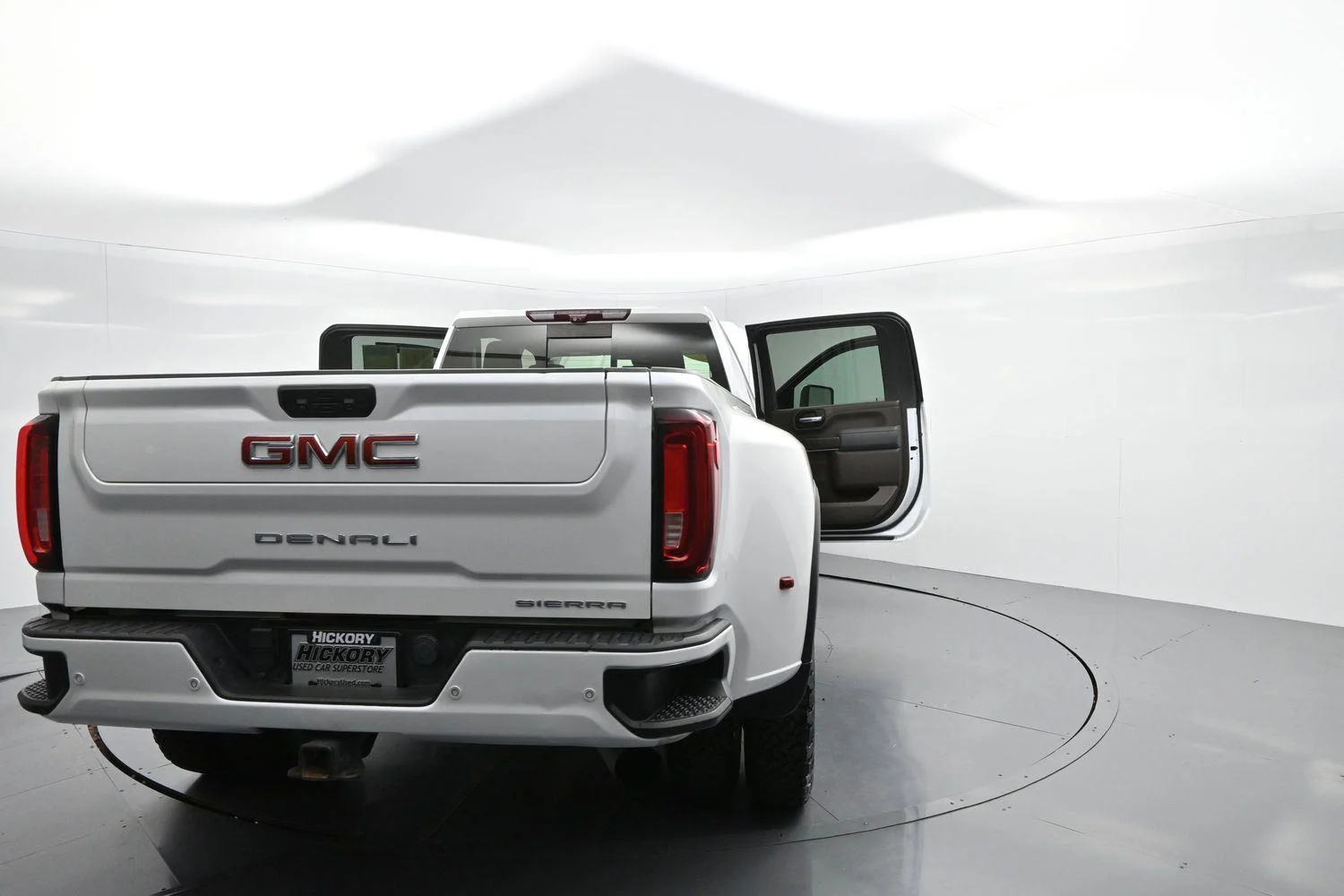 Used 2022 White Frost Tricoat GMC Denali image 46
