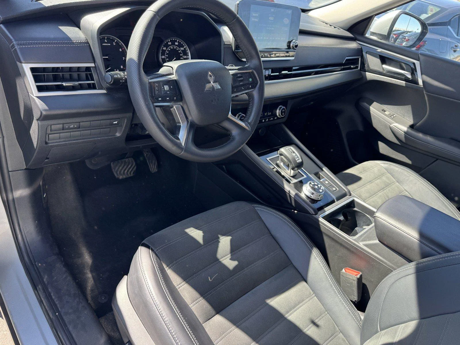 Used 2024  Mitsubishi SE image 13