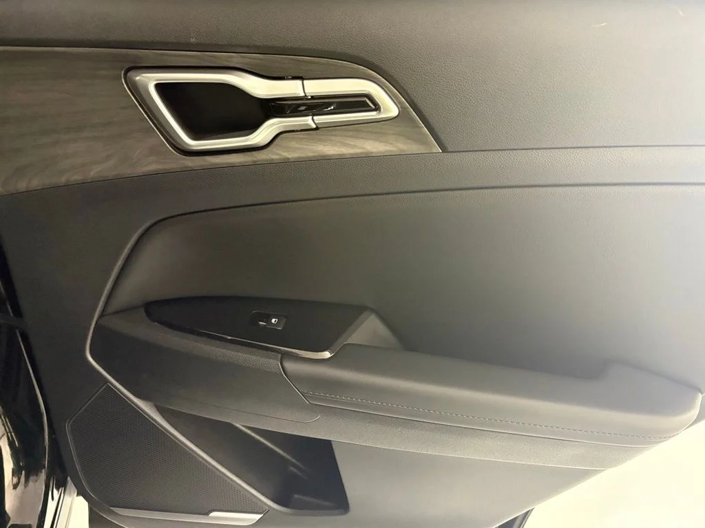 Used 2025 Black Kia X-Line image 15