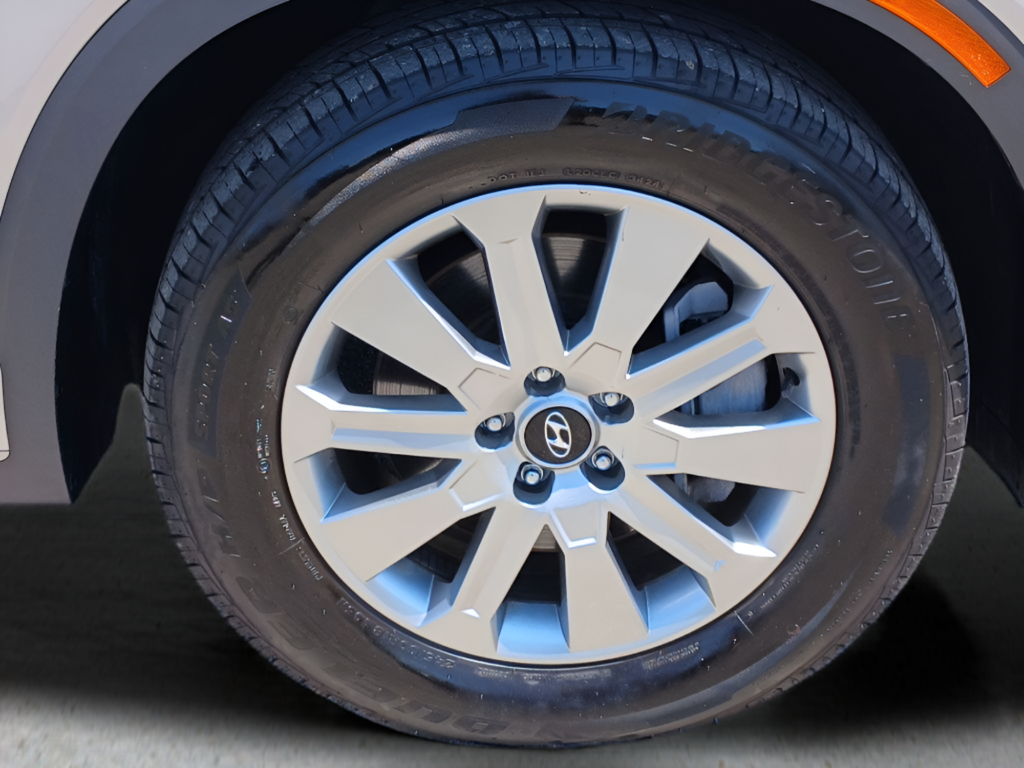 Used 2025 Silver Hyundai SEL image 28