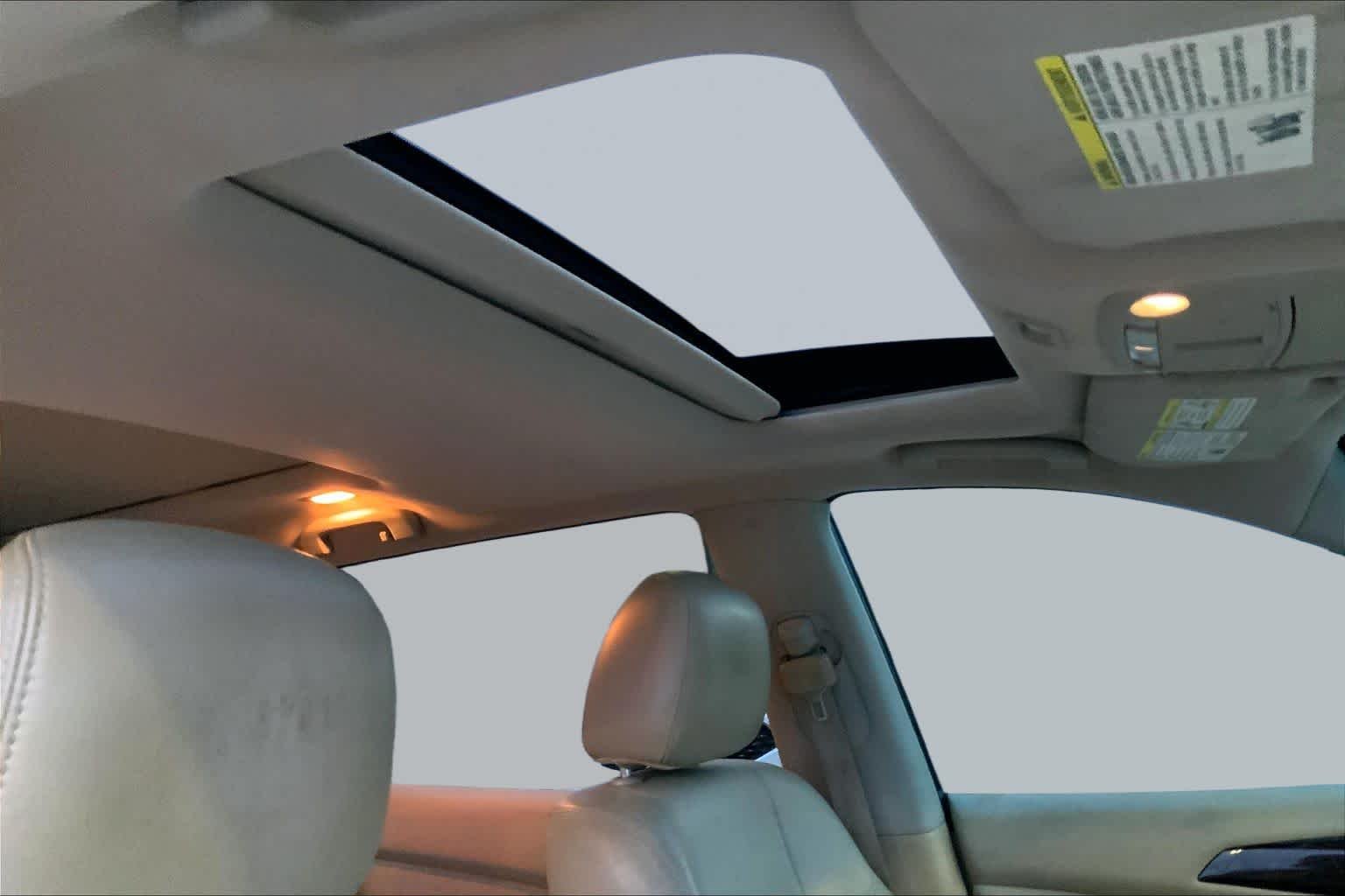 Used 2014 Moonlight White Nissan SL image 13