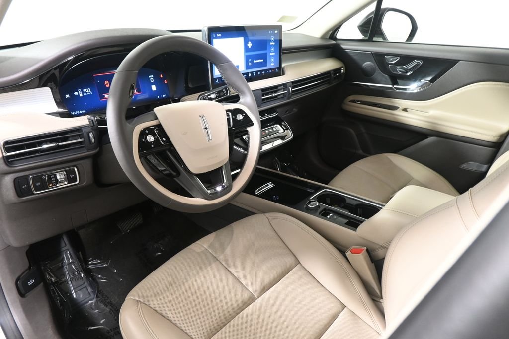Used 2024 White Lincoln Premiere image 15