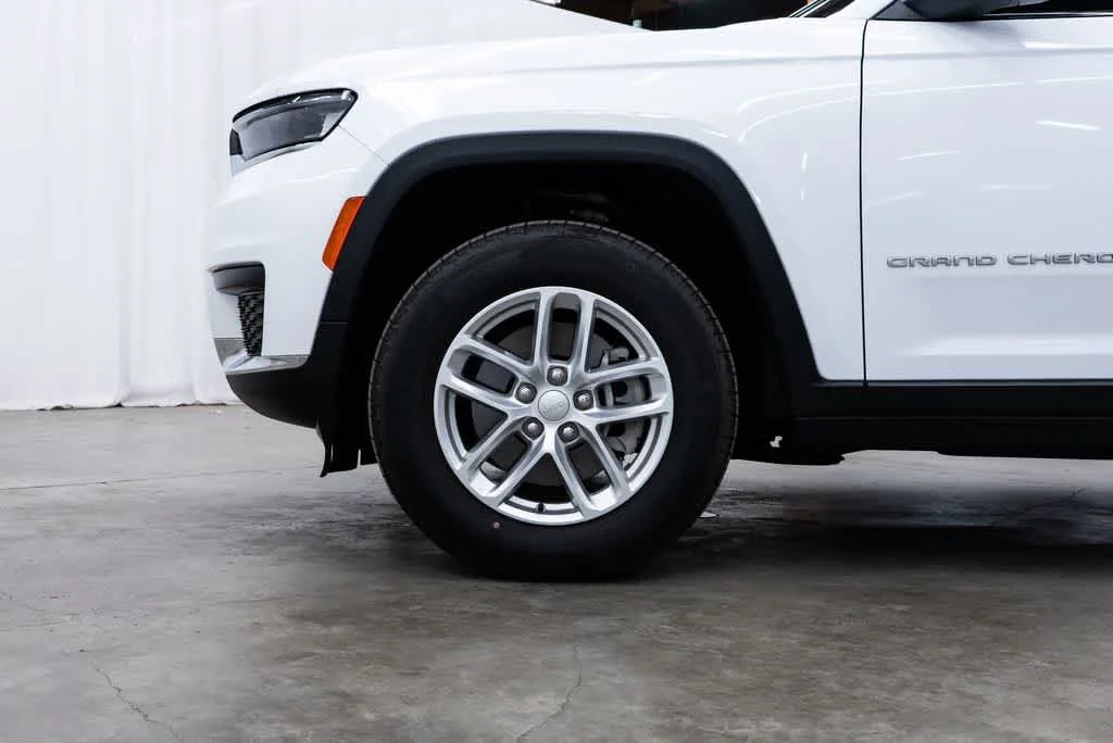 Used 2025 Bright White Clearcoat Jeep Laredo X image 7