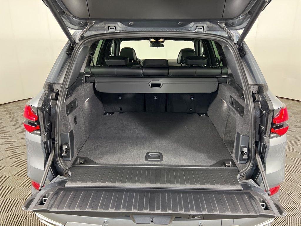 New 2026 Skyscraper Grey Metallic BMW xDrive40i image 13