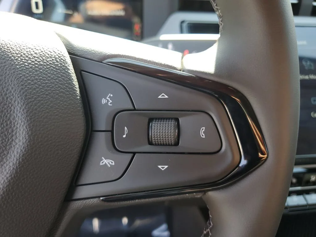 New 2027 Summit White Chevrolet LT image 27