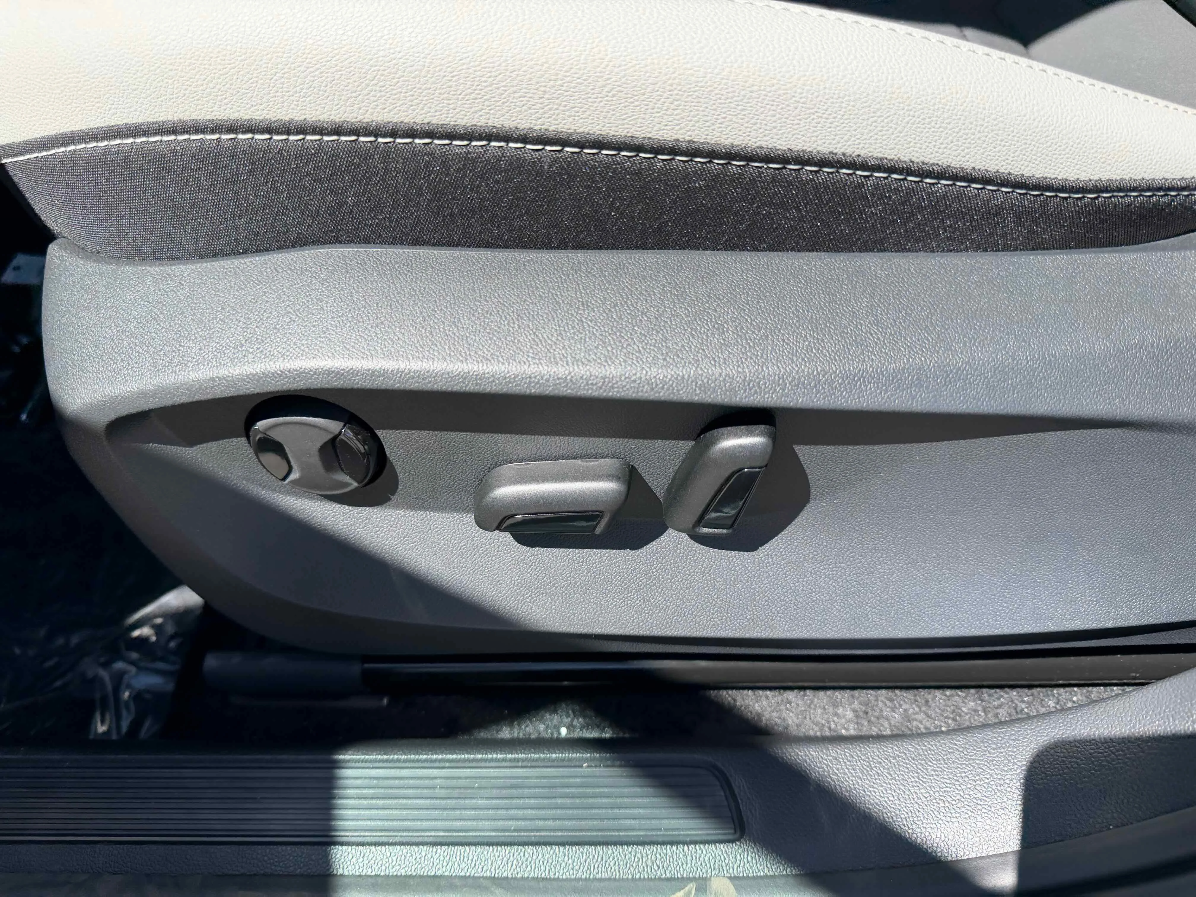 New 2026 Pure White Volkswagen SE image 14