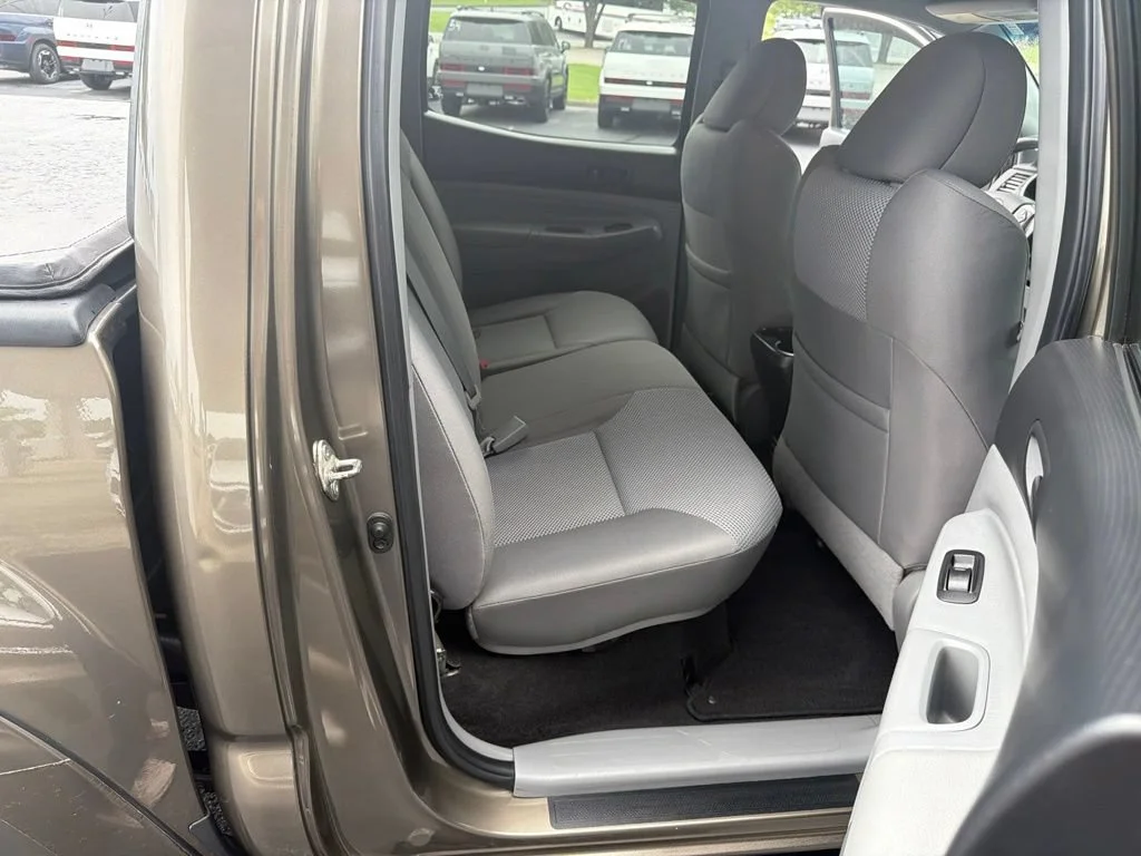 Used 2014 Pyrite Mica Toyota DOUBCAB image 18