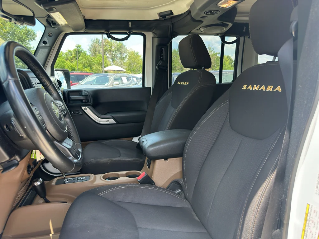 Used 2014 Bright White Clearcoat Jeep Sahara image 24