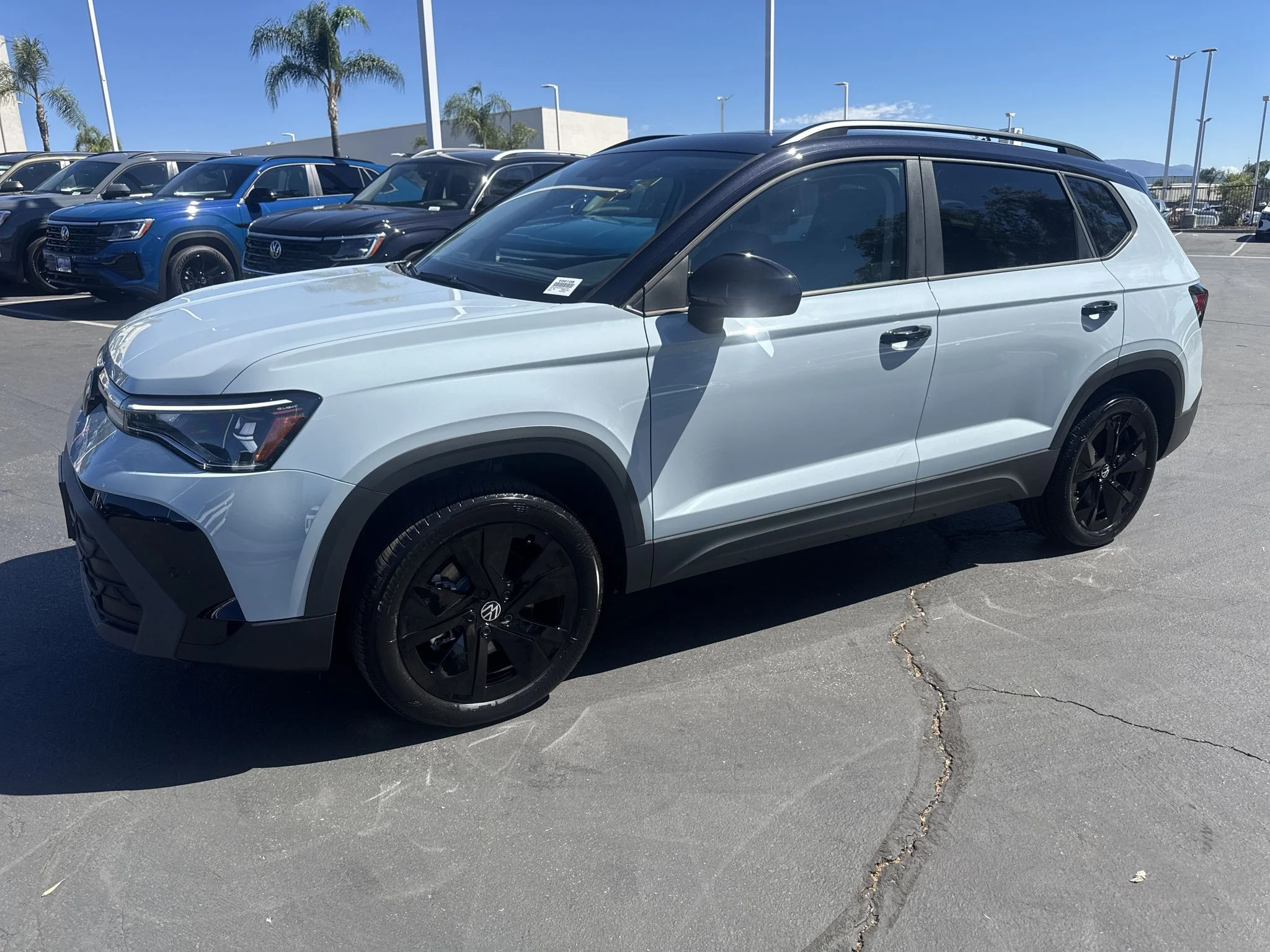 New 2027 Monument Gray w/Deep Black Roof Volkswagen SE Black image 4