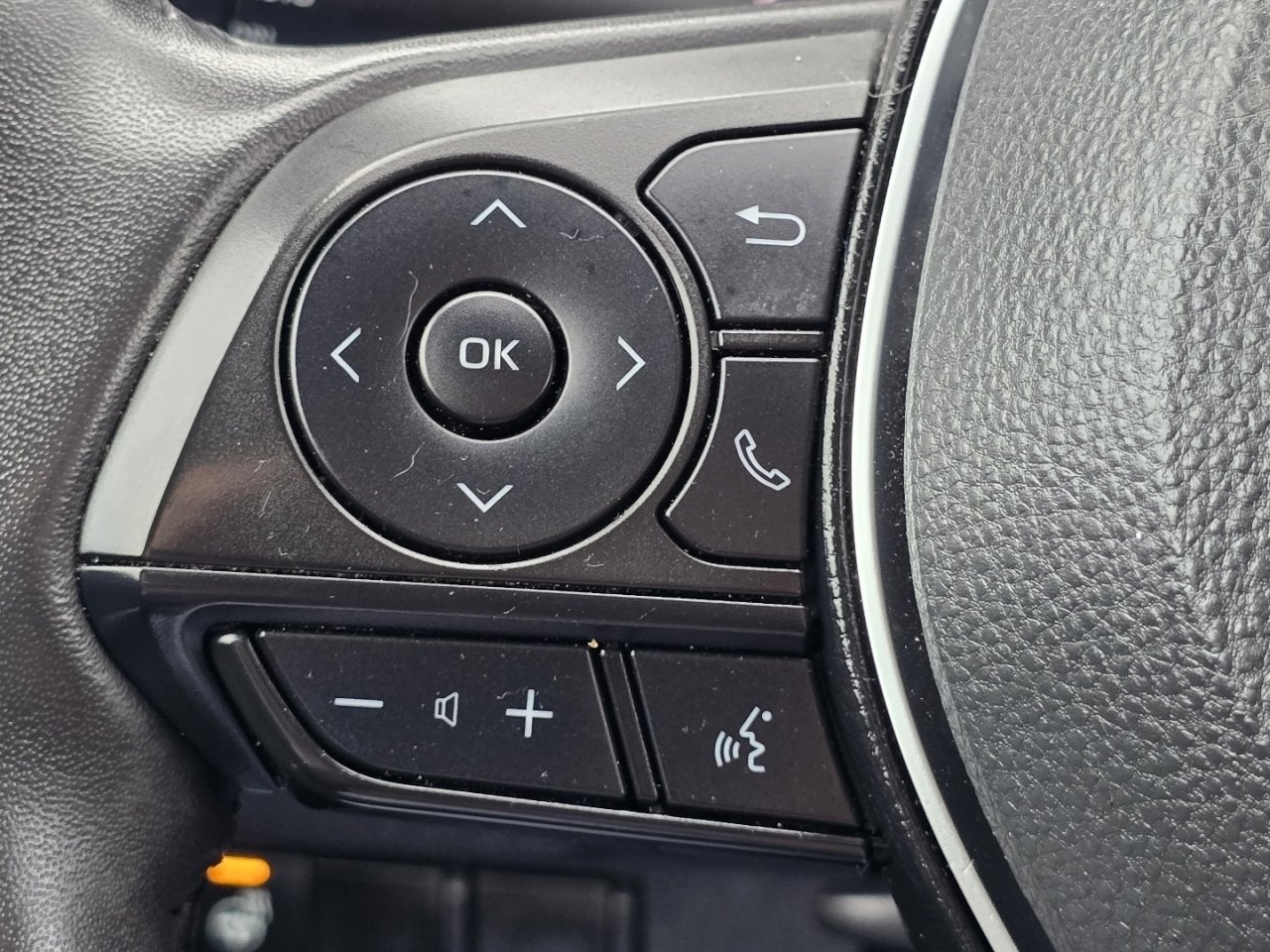 2025 Toyota RAV4 XLE - Photo 31
