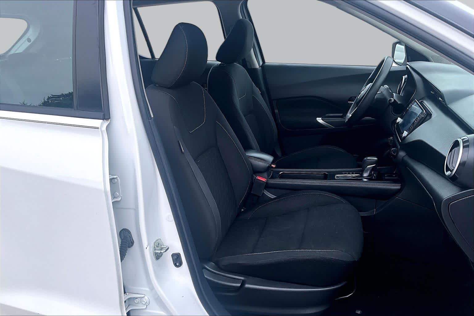 Certified Used 2022 Aspen White Tricoat/Super Black Nissan SV image 9