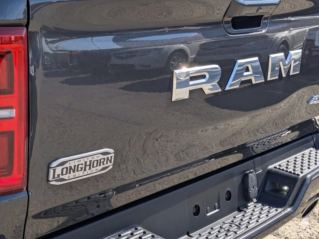 New 2026 Black RAM Limited Longhorn - - 4x4 - 5.7L HEMI V8 eTorque - Premium Leather - Pano Sunroof & More! image 10