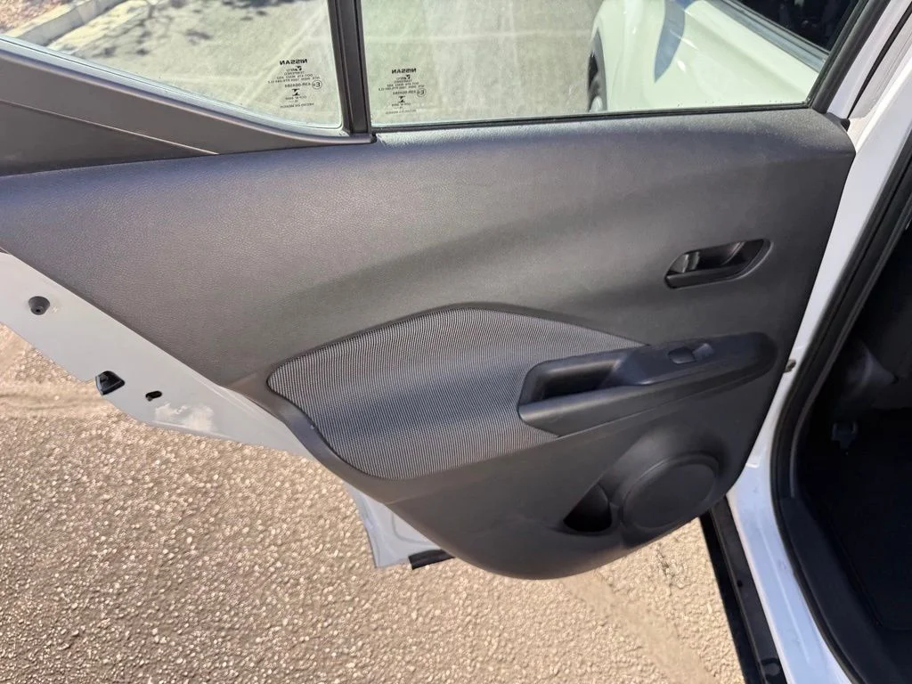 Used 2018 White Nissan S image 21