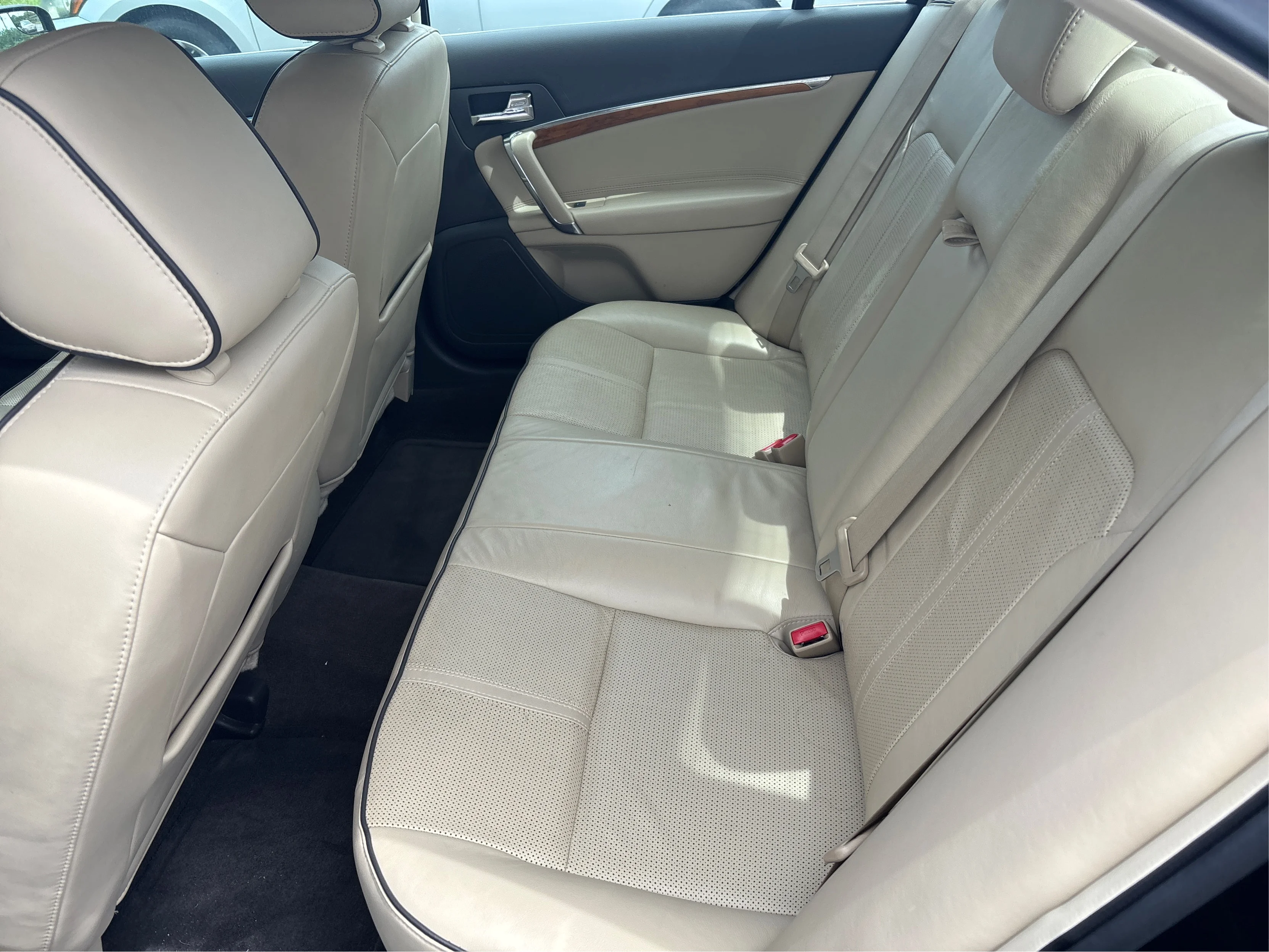 Used 2011 Black Lincoln base image 10