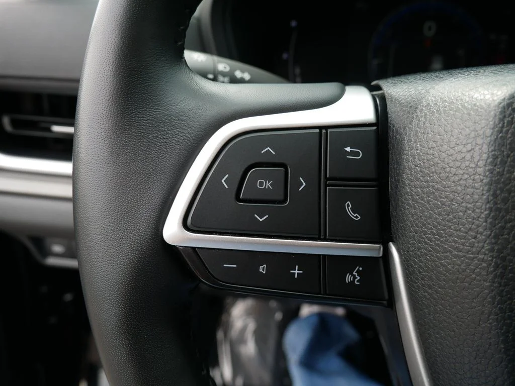 Used 2025  Toyota XLE image 29