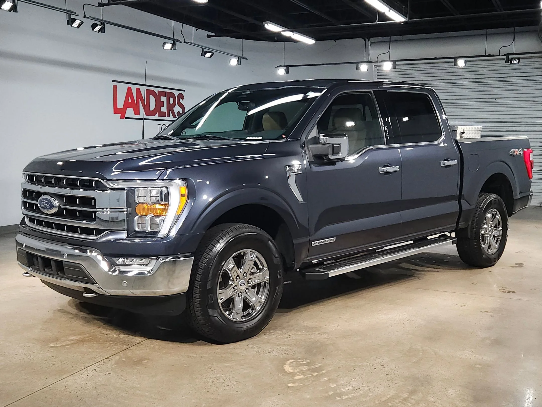 Used 2022 Smoked Quartz Metallic Tinted Clearcoat Ford LARIAT image 3