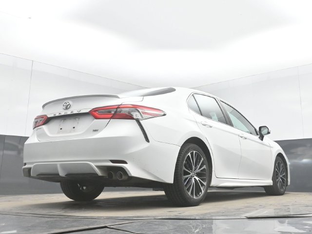 Used 2018 White Toyota SE image 32
