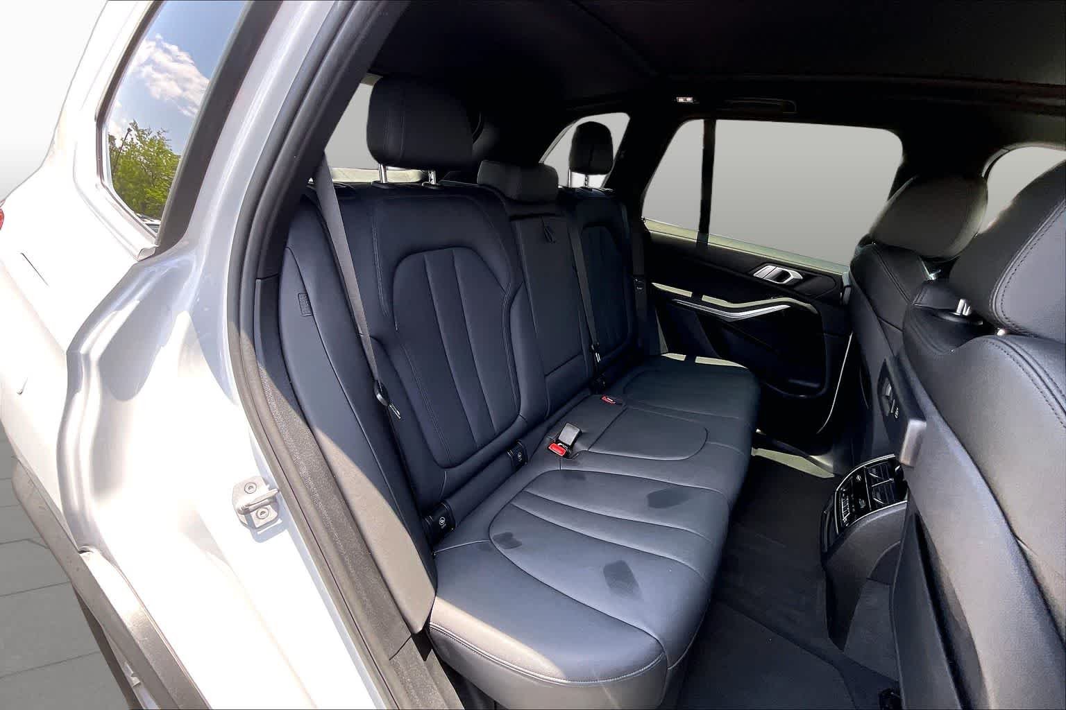 Used 2019 Mineral White Metallic BMW xDrive40i image 26
