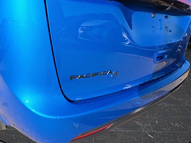 New 2026 Hydro Blue Pearl-Coat Exterior Paint Chrysler Select image 35