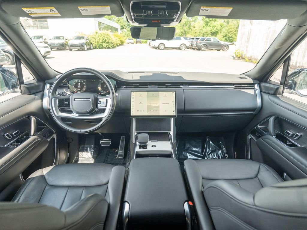 Used 2024 White Land Rover SE image 18
