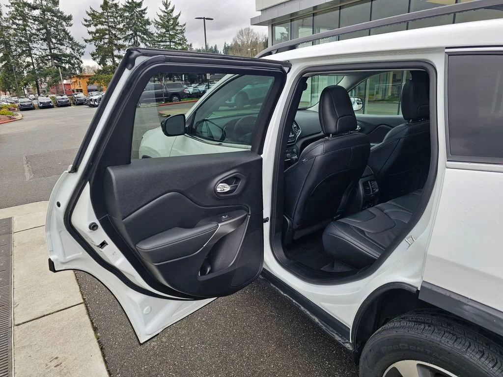 Used 2022  Jeep Limited image 15
