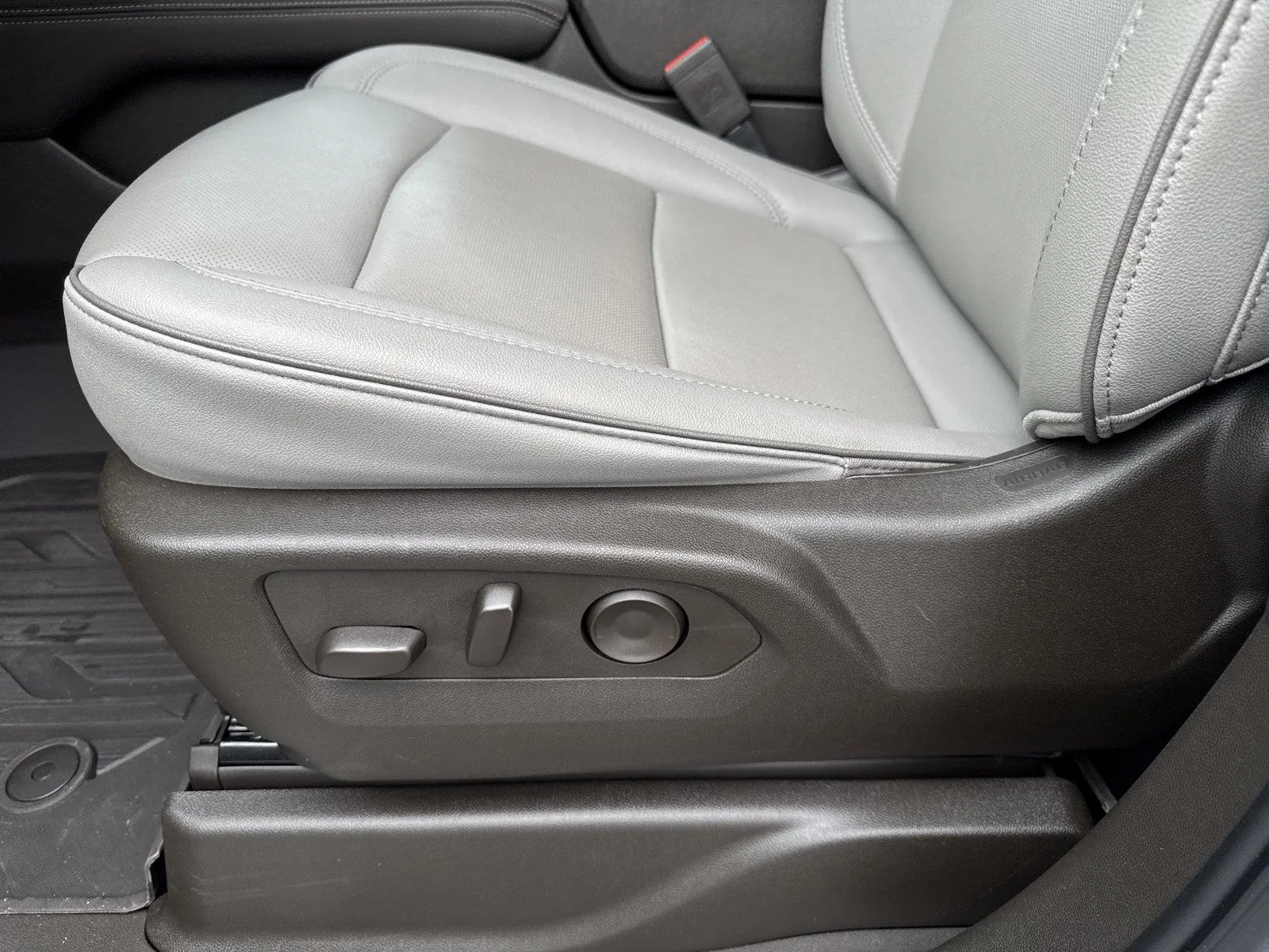 Used 2025 Summit White GMC Elevation image 12