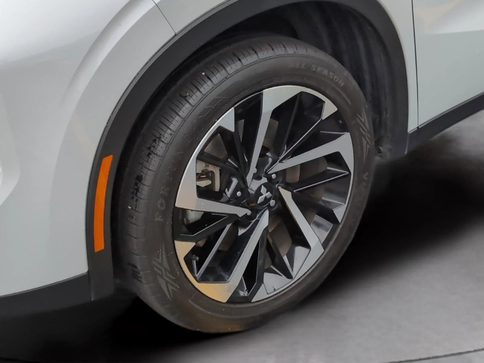 Used 2022 White Diamond Mitsubishi Black Edition image 33