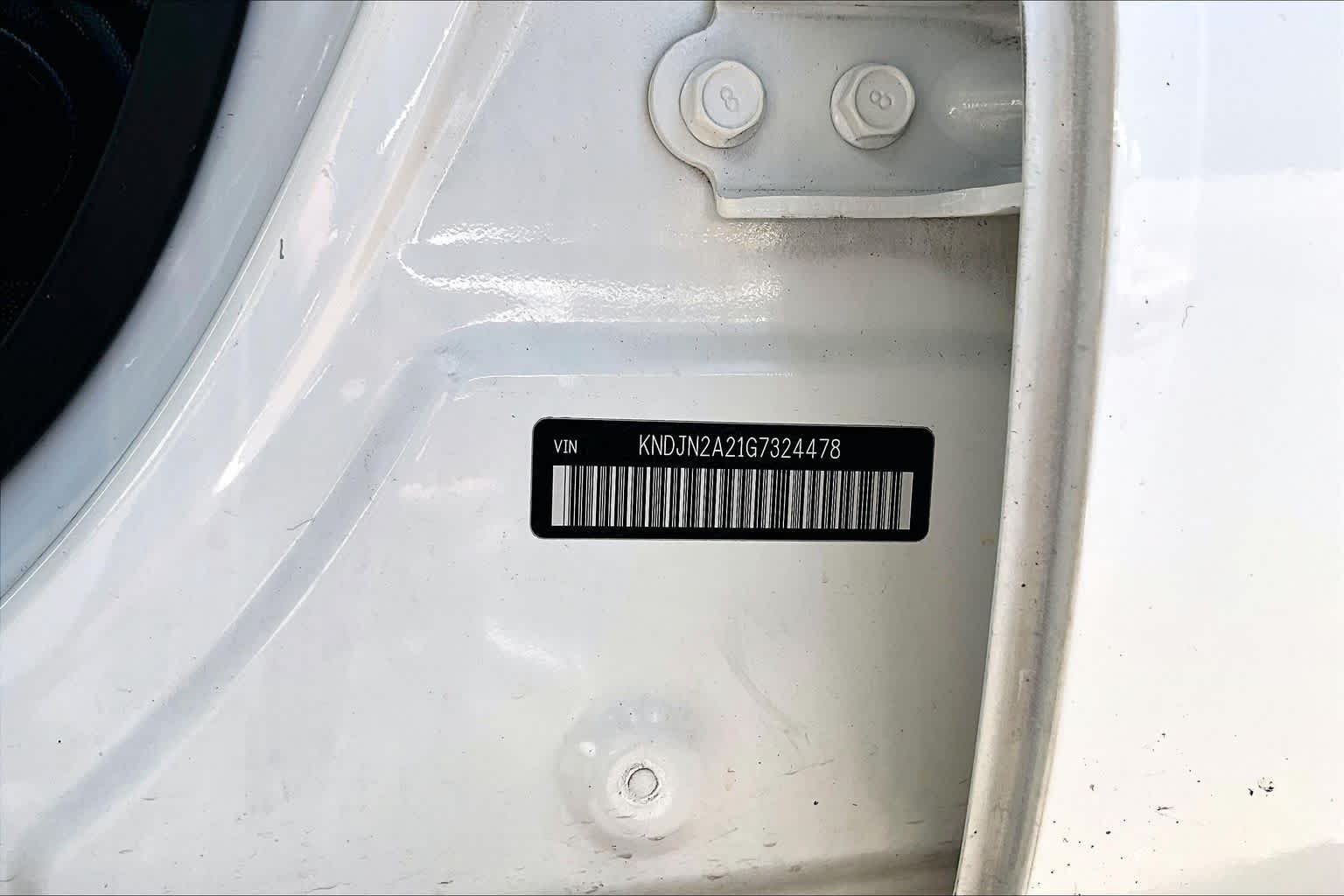 Used 2016 Clear White Kia Base image 33