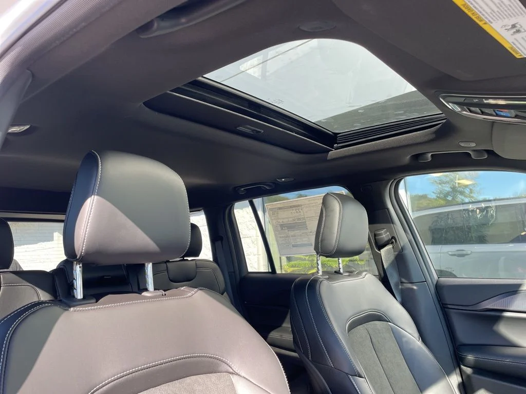 New 2025 Silver Zynith Exterior Paint Jeep Altitude X image 18