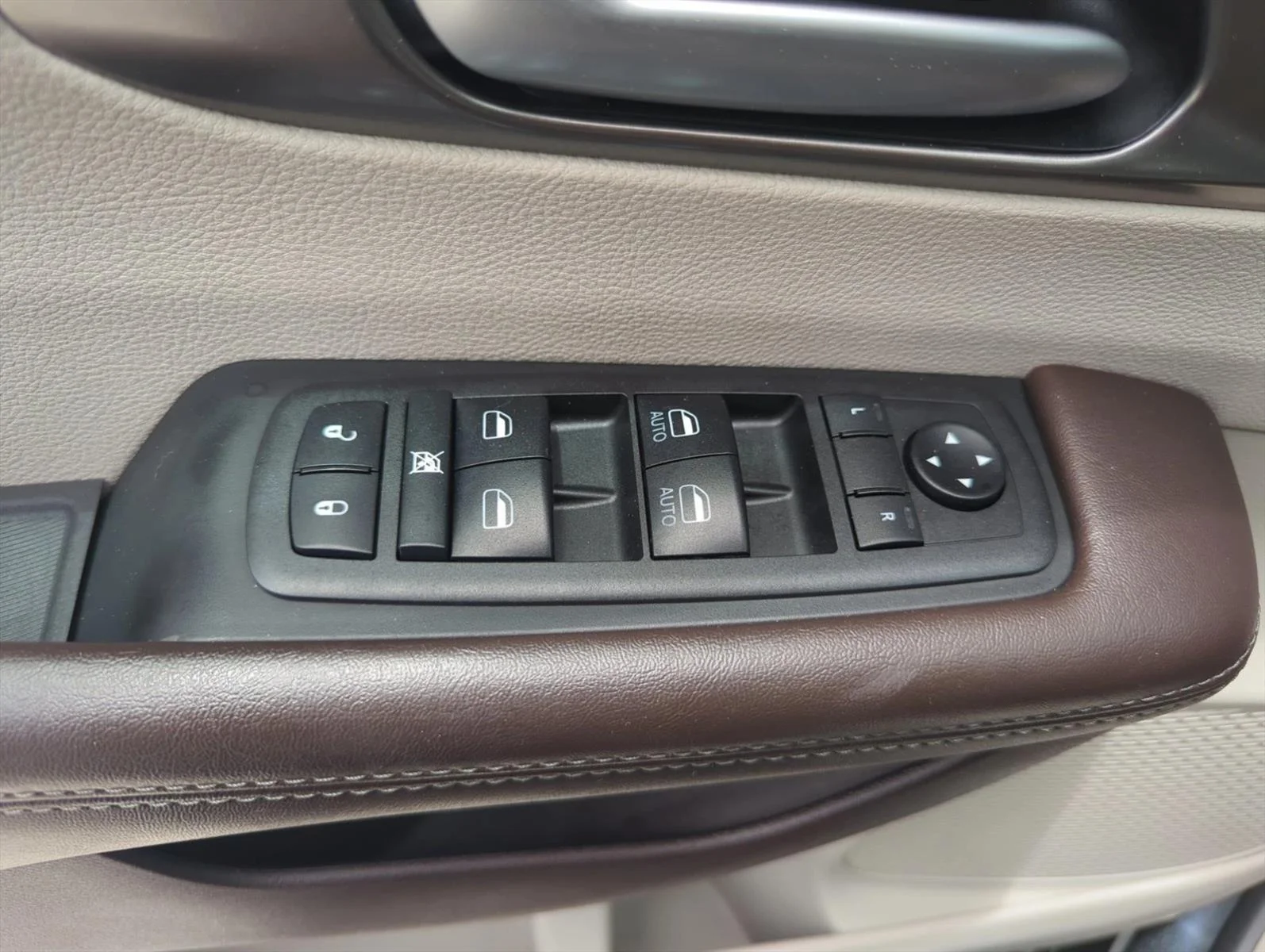 Used 2018 Brilliant Black Crystal Pearlcoat Chrysler Touring L image 27