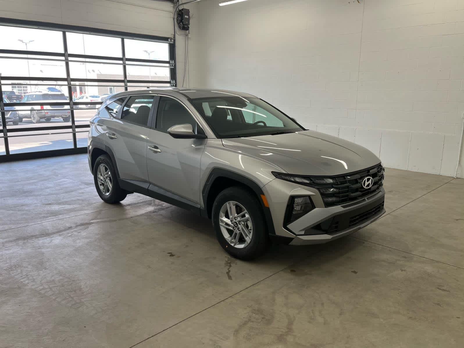 Used 2025 Shimmering Silver Hyundai SE image 5