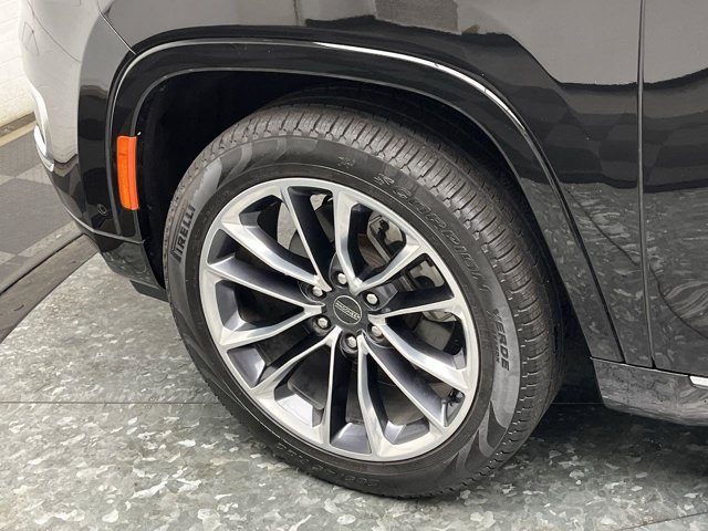 Used 2023 Diamond Black Crystal Pearlcoat Jeep Series III image 37