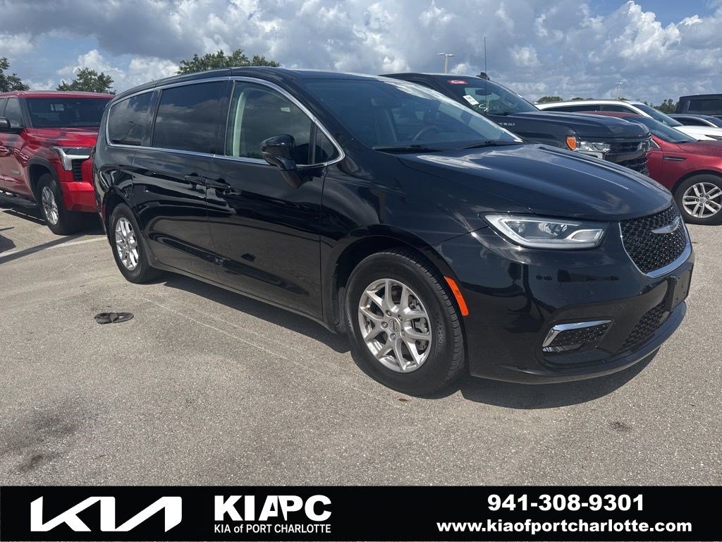 2024 Chrysler Pacifica Touring L's photo