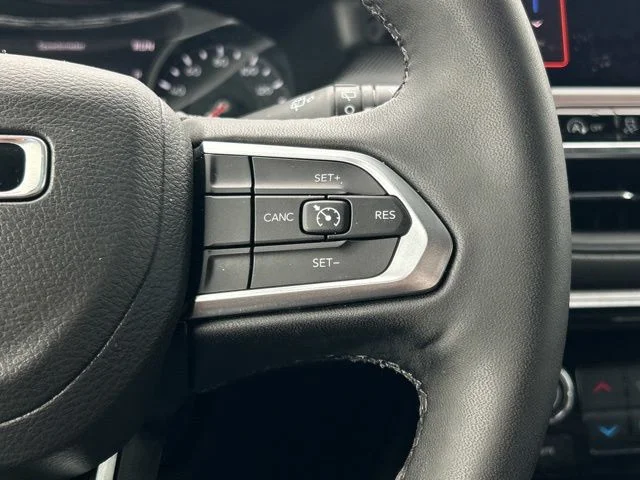 Used 2025 Silver Jeep Latitude image 38